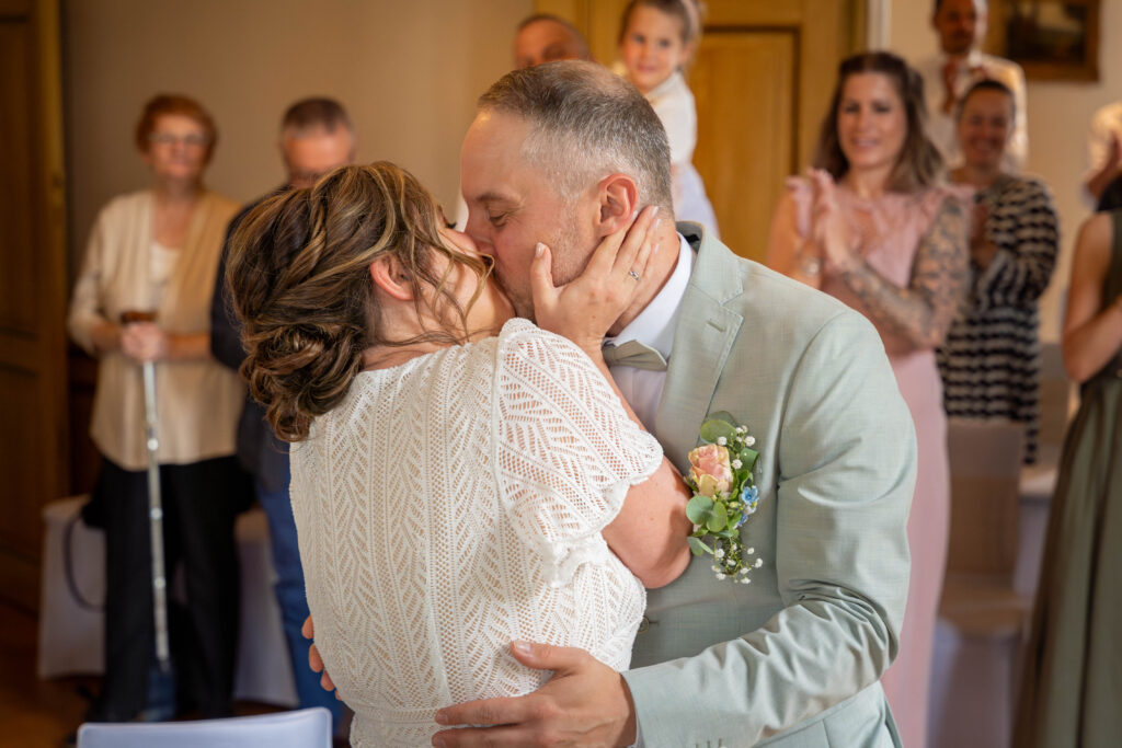 Kuss standesamtliche Hochzeit - Fotos